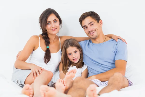 Glad familj sitter — Stockfoto