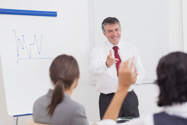 Zakenman wijzen aan collega verhogen haar hand met grote smil — Stockfoto