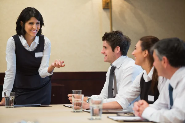 Zakenvrouw in gesprek met team — Stockfoto