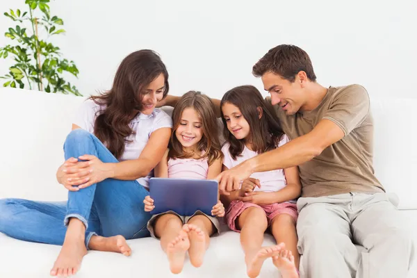 Familia sonriente usando una tableta digital — Foto de Stock