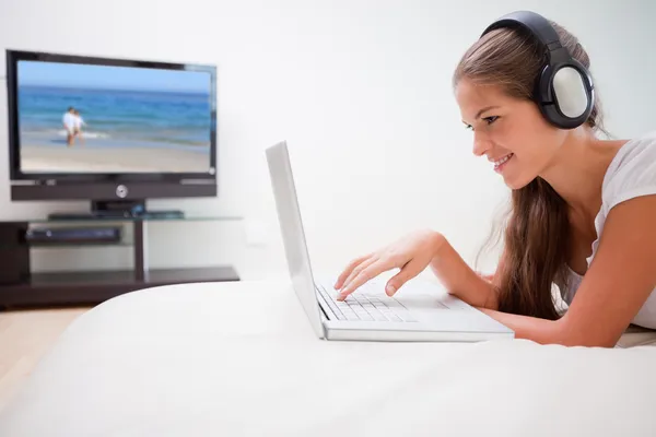 Kvinna surfa på internet när du lyssnar på musik — Stockfoto