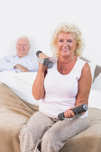 Old woman lifting weights — Stock Photo, Image