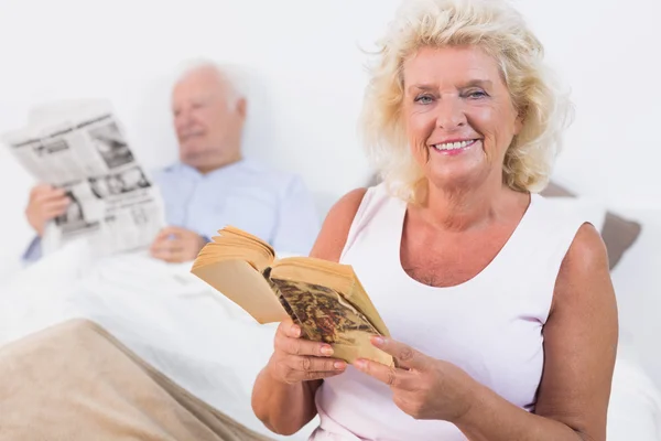 Sorrindo casal velho ler livro e jornal — Fotografia de Stock