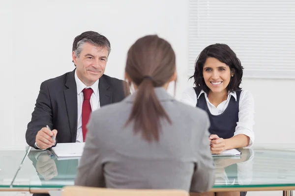 Business pratar och ler i ett litet möte — Stockfoto