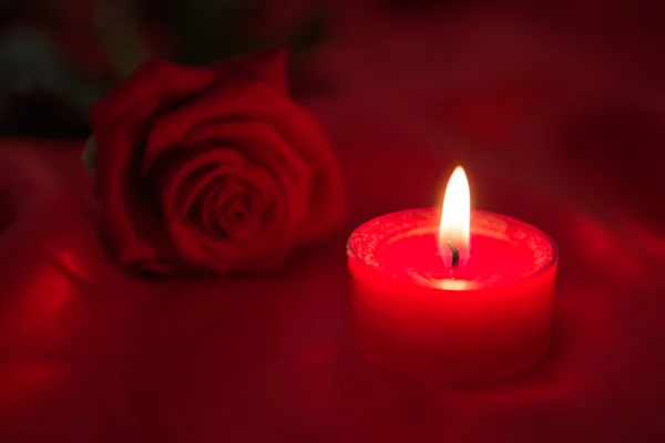 Kerze mit roter Rose — Stockfoto