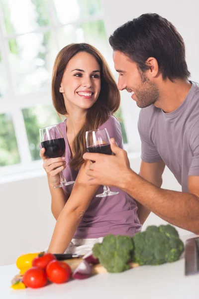 Gli amanti sorridenti con vino e verdure — Foto Stock
