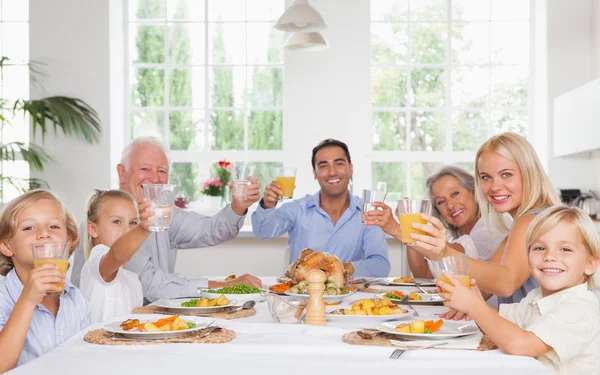 Joyeux toasts de famille au dîner de Thanksgiving — Photo