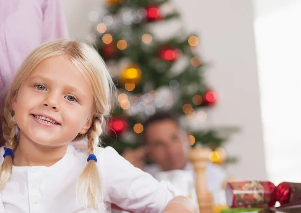 Söt flicka leende vid jul — Stockfoto