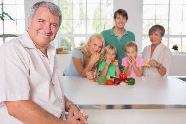 Family eating vegetables — Stock Photo, Image