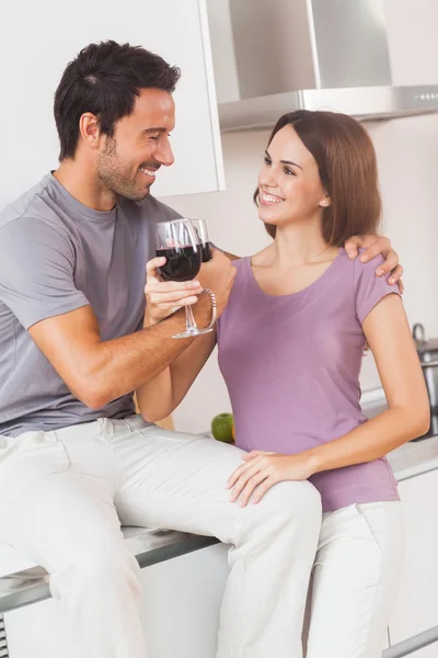 Casal brinde com braços cruzados com um copo de vinho — Fotografia de Stock