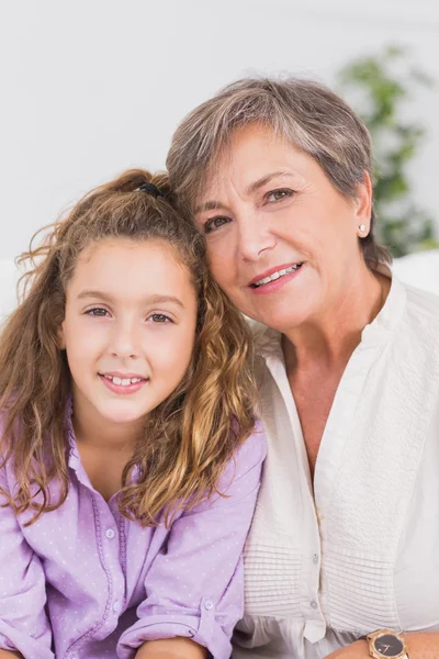 Portret van een kind en haar grootmoeder — Stockfoto