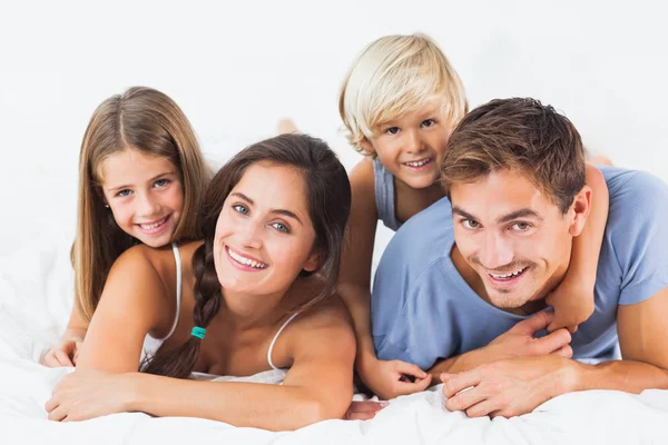 Padres dando a sus hijos a caballito — Foto de Stock