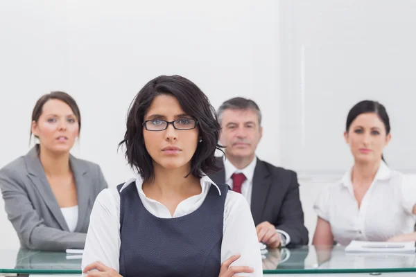 Quatre entreprises avec des expressions sérieuses — Photo