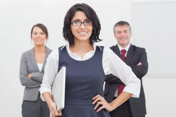 Mujer de negocios sonriente y su equipo —  Fotos de Stock