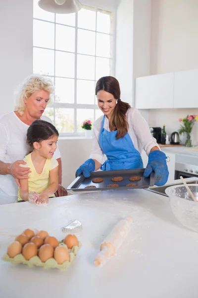 Mädchen betrachtet selbstgebackene Plätzchen — Stockfoto