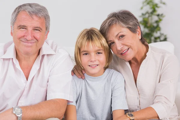 Porträtt av en liten pojke och hans far-och morföräldrar leende — Stockfoto
