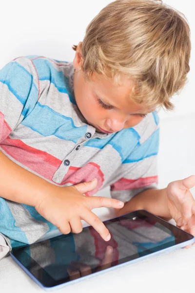 Rapaz feliz tocando em um tablet — Fotografia de Stock
