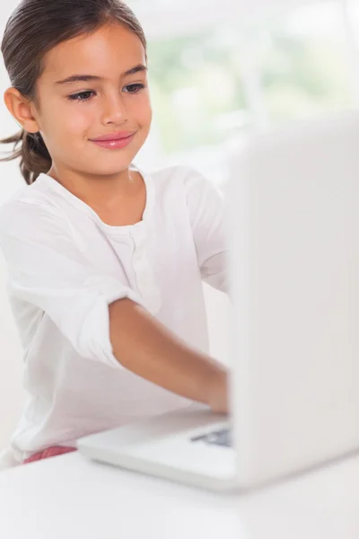 Barn med laptop — Stockfoto