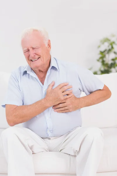 Hombre anciano que sufre de dolor cardíaco —  Fotos de Stock