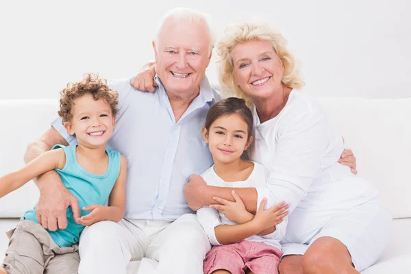 Fröhliche Großeltern mit Kindern — Stockfoto