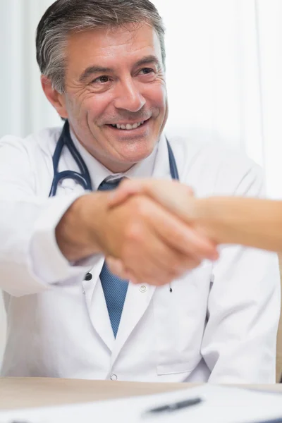 Dokter handen schudden — Stockfoto