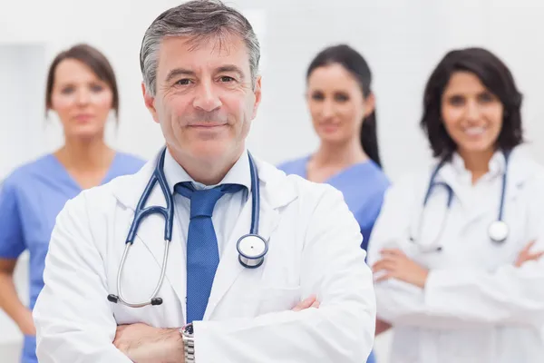 Doctor y su equipo sonriendo — Foto de Stock