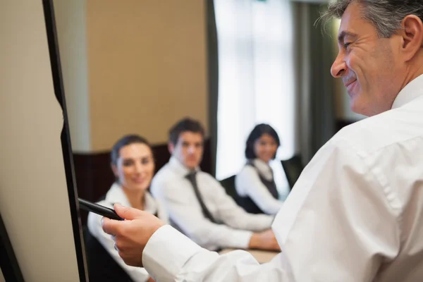 Mann hält Geschäftspräsentation — Stockfoto