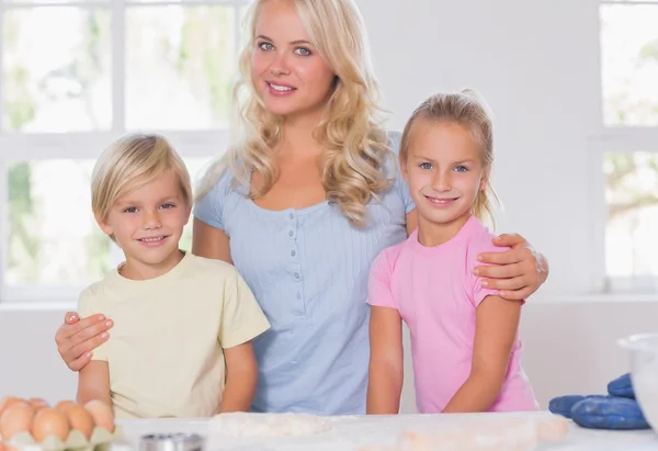 Blond familj ler mot kameran在对照相机微笑的金发家庭 — Stockfoto