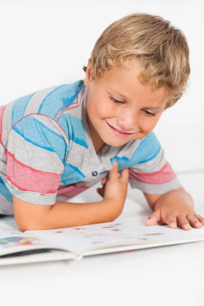 Niño feliz leyendo un libro de cuentos —  Fotos de Stock