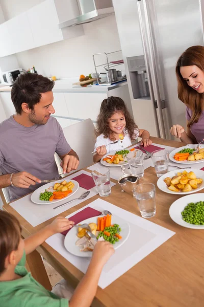 Familjen äta hälsosam middag — Stockfoto