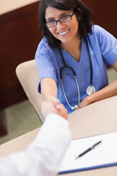 Szczęśliwy pielęgniarka drżenie ręki lekarzy — Zdjęcie stockowe