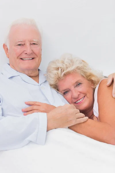 Lyckliga par ligger på sängen — Stockfoto