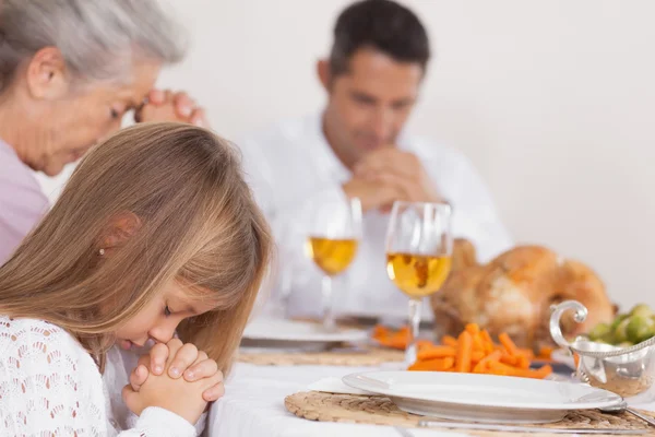 Bambina che dice grazie con la famiglia — Foto Stock