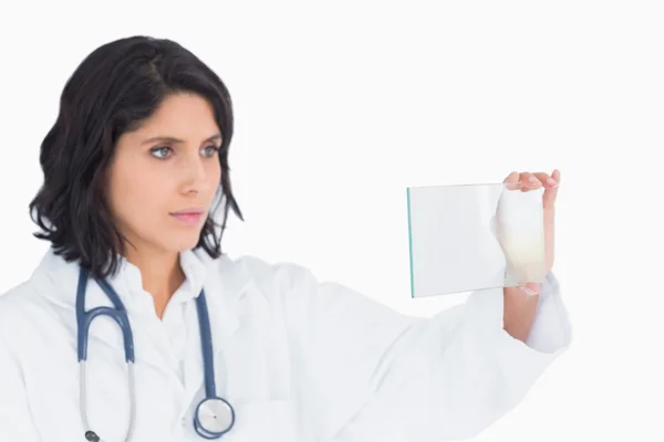 Medico femminile guardando lo schermo virtuale — Foto Stock