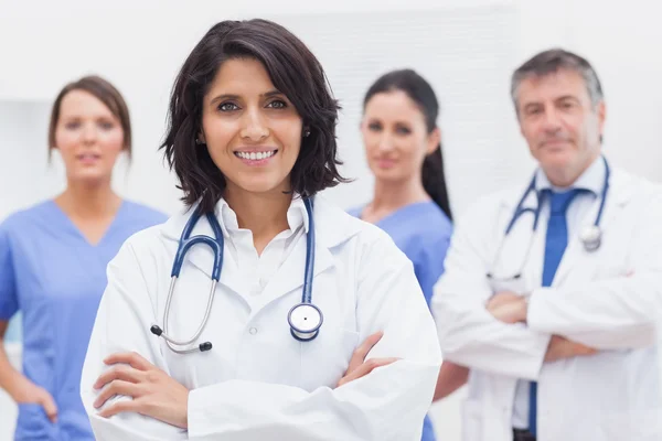 Женщина-врач и ее команда улыбаются — стоковое фото