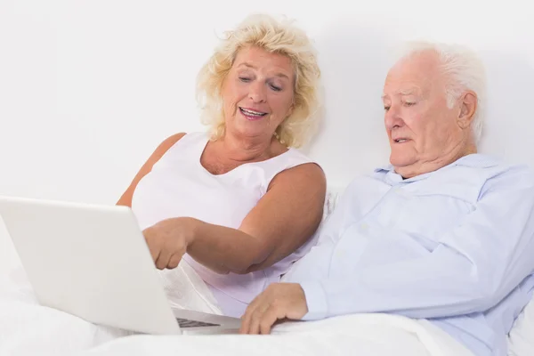 Стара пара використовує ноутбук — стокове фото
