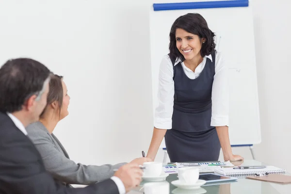 Businesswoman leaning on desk — Stock Photo, Image