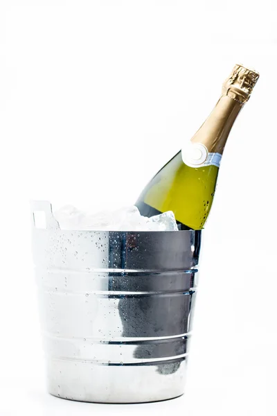 Fles champagne koelen in ijs emmer — Stockfoto