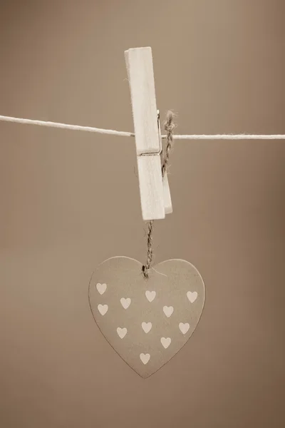 Ornamento de coração pendurado de uma estaca em uma linha — Fotografia de Stock