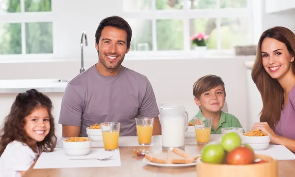 Familie ontbijten — Stockfoto