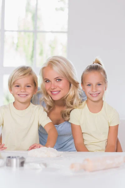 Family looking at the camera while baking — Stock Photo, Image