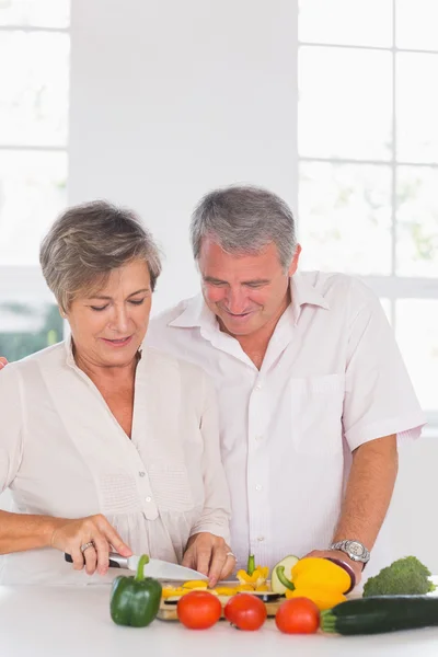 Casal de idosos preparando legumes — Fotografia de Stock