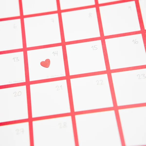 Cuore di confetti durante giorno di valentines su calendario — Foto Stock
