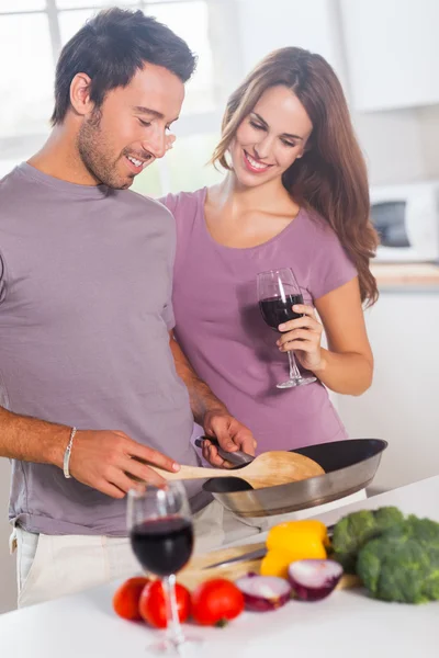 Couple preparing food and drinking — Stock Photo, Image