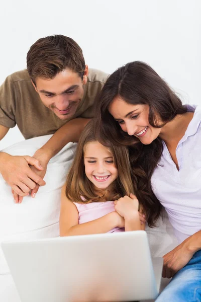 Famiglia incantevole usando il computer portatile — Foto Stock