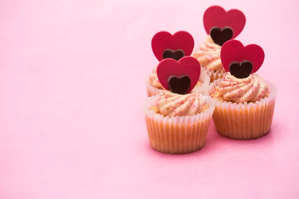 Kalp süslemeleri ile dört Sevgililer cupcakes — Stok fotoğraf