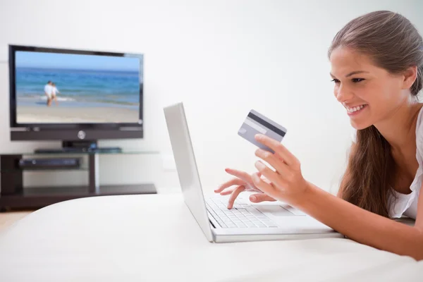 Mujer haciendo compras online en la sala de estar — Foto de Stock