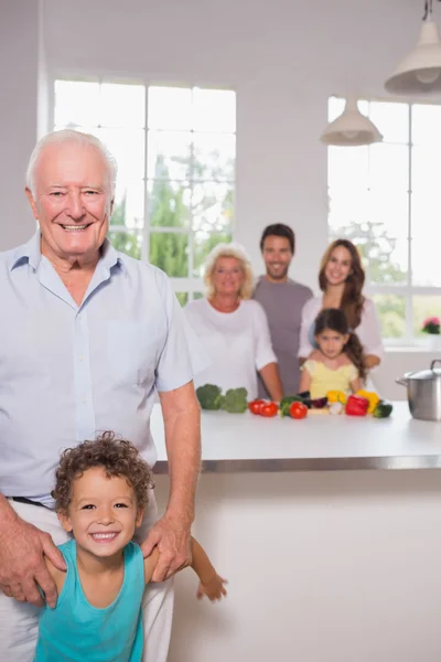 Großvater und Enkel vor ihrer Familie — Stockfoto