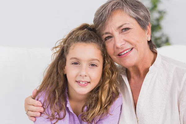 Retrato de una niña y su abuela sonriendo —  Fotos de Stock