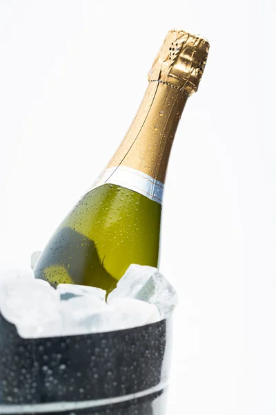 Champagne koeling in ijs emmer — Stockfoto